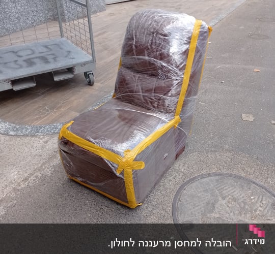 כיסא עטוף בניילון וקשור בסרט דבק צהוב